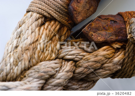 Nautical rope and rusty shackle 3620482