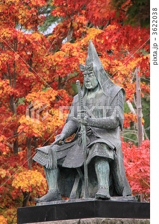 山形県米沢城址（上杉神社）の上杉謙信像と紅葉 3622038