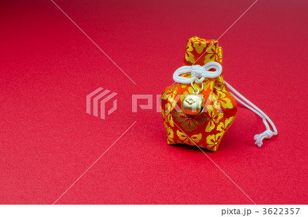 金の鈴が付いたお守り 3622357