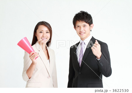 ガッツポーズする同僚（若い男女) 3622530