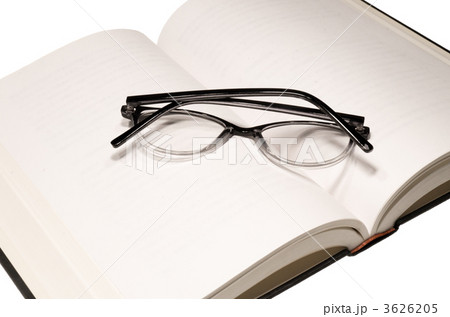 読みかけのハードカバーの本に老眼鏡が置いてある 読みかけのハードカバーの本に老眼鏡が置いてある 3626205