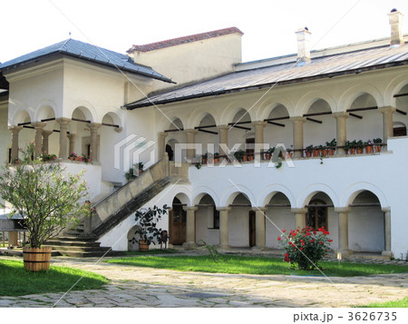 世界遺産「ホレズ修道院」の回廊（ルーマニア） 3626735