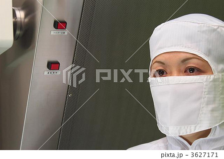 クリーンルームで無塵衣着用の女性 クリーンルームで無塵衣着用の女性 3627171