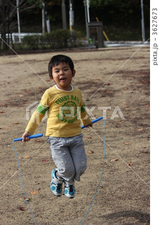 なわとびをする男の子 3627673