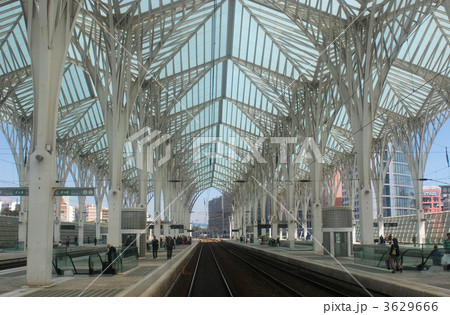 リスボン市内オリエンテ駅を通過する列車内より駅構内を振り返るの写真素材