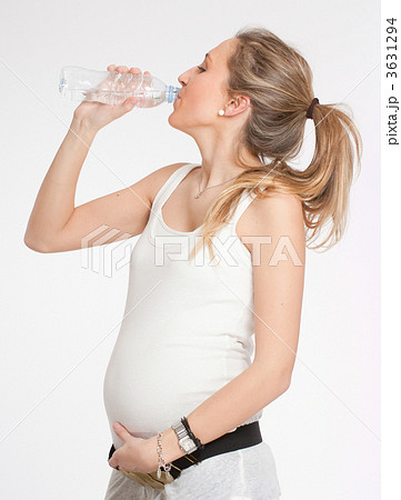 Expectant mother drinking water 3631294