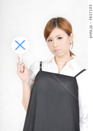 ×（バツ）の札を持つ若い女性／モデル：RUI 3637103