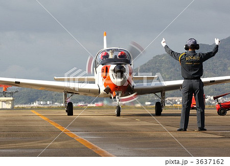 山口県下関市に所在する海上自衛隊小月航空基地で晴天の瀬戸内の山を背景にエンジンを始動するT-5練習機。 山口県下関市に所在する海上自衛隊小月航空基地で晴天の瀬戸内の山を背景にエンジンを始動するT-5練習機。 3637162
