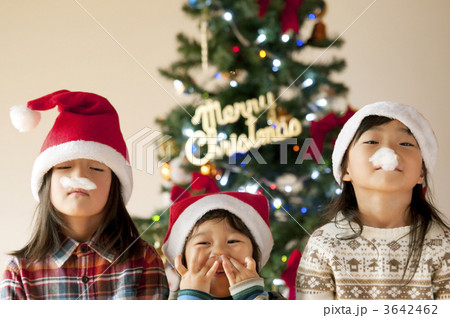 サンタクロースのヒゲを付けた子供たち 3642462