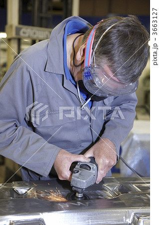 Worker with angle grinder 3663127
