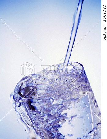 コップ 水 グラスの写真素材