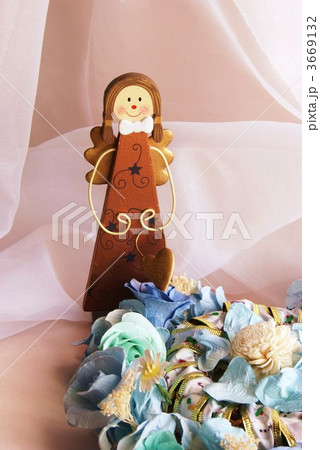 クリスマスイメージ・ハートを提げた木の天使 3669132