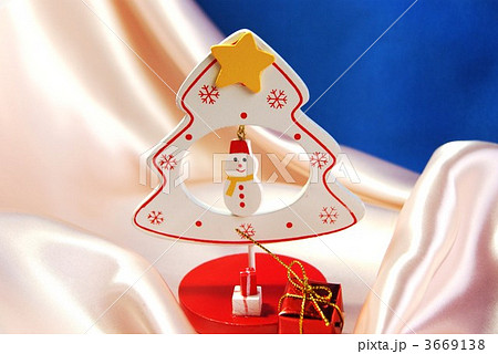 クリスマスイメージ・クリスマスツリーと雪だるまのオーナメント 3669138