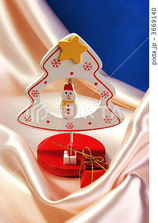 クリスマスイメージ・クリスマスツリーと雪だるまのオーナメント縦位置 3669140