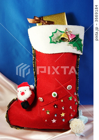 前向きサンタクロースとプレゼントソックス縦位置 3669184