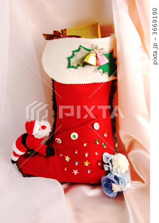 横向きサンタクロースとプレゼントソックス縦位置ピンクバック 3669190
