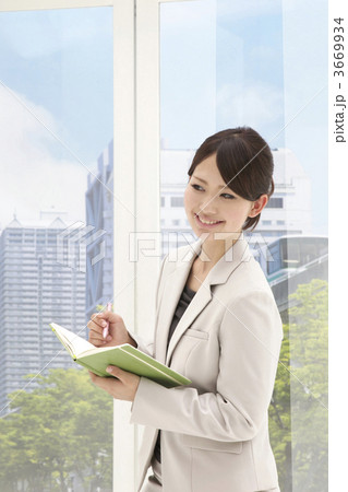 手帳を開くビジネスウーマン 3669934