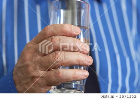 3671352
