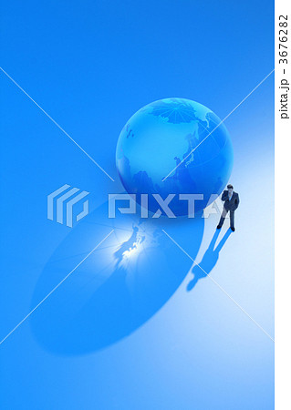 ガラスの地球と悩むビジネスマン ガラスの地球と悩むビジネスマン 3676282