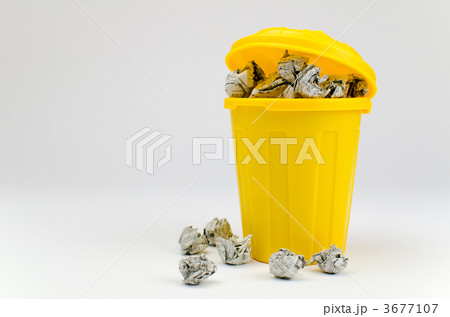 ゴミ箱から溢れ出る紙くず ゴミ箱から溢れ出る紙くず 3677107