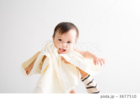 抱き上げられる赤ちゃん 3677510