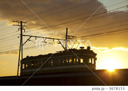 夕日と路面電車 3678153