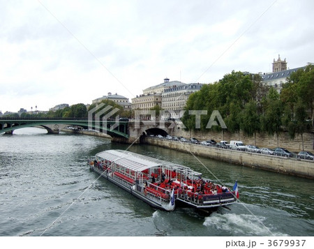 パリ・セーヌ川と遊覧船 3679937