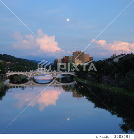 川面に映った十三夜の月 川面に映った十三夜の月 3688592