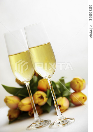 flowers and champagne 3689889
