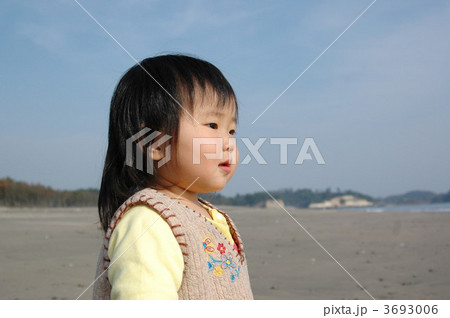 海を見つめる幼児 3693006