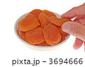 おいしそうなドライアプリコットを摘まんでいる 3694666