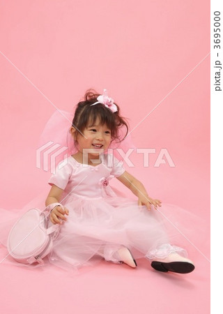 ドレスの女の子 座り の写真素材