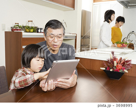 3世代家族（タブレットPC） 3698995