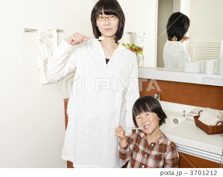 歯磨きする親子 3701212