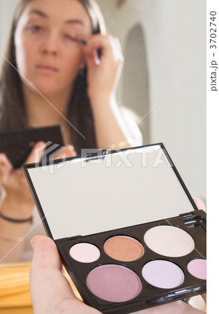 applying make up applying make up 3702740