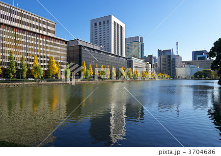 皇居外苑日比谷濠から望む丸の内から日比谷方面のビル群 皇居外苑日比谷濠から望む丸の内から日比谷方面のビル群 3704686