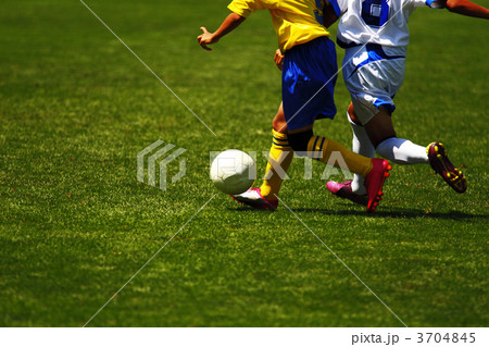 競り合い 足 サッカーの写真素材