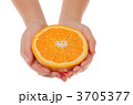おいしそうなオレンジ（半分）を持つ子供の手 3705377