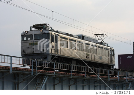 夕日を浴びて走るEF81 303号機 3708171