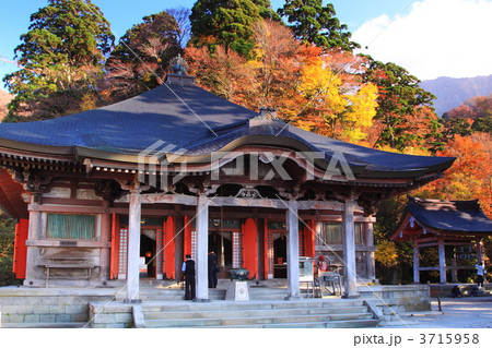 秋の大山寺の本堂 3715958