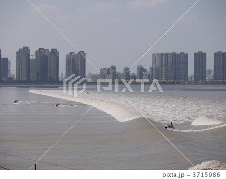杭州　銭塘江の大逆流 3715986