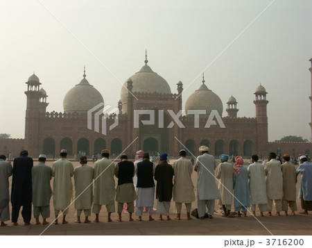 バードシャヒ・モスクにて祈る人々 3716200