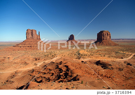 アメリカの絶景・モニュメントバレー（ビジターセンターよりの眺め） 3716394
