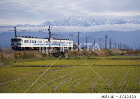 雪の立山連峰と電車 3725318