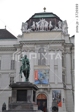 ウィーン ホーフブルク 国立図書館とヨーゼフ像 ウィーン ホーフブルク 国立図書館とヨーゼフ像 3726989