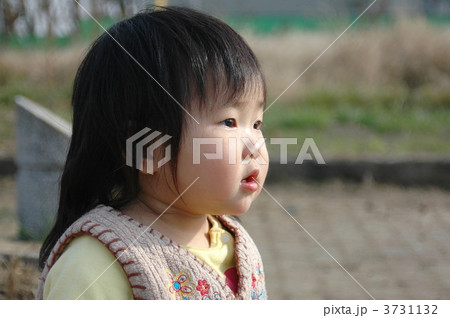 耳を澄ましている女の子 3731132