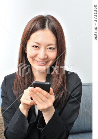 スマートフォンでメールを書くビジネスウーマン 3731360