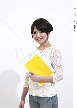 黄色いノートを抱える女性 3733188