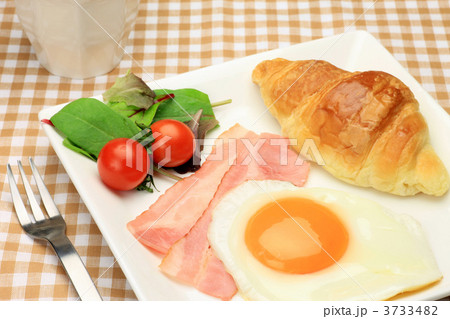 ベーコンエッグとクロワッサン ベーコンエッグとクロワッサン 3733482