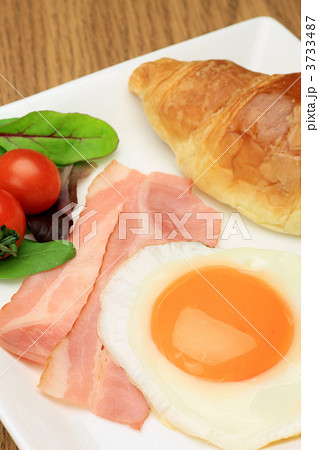 ベーコンエッグとクロワッサン 3733487
